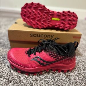 Saucony Peregrine 10 ST in Barberry/Black Trail Sneaker